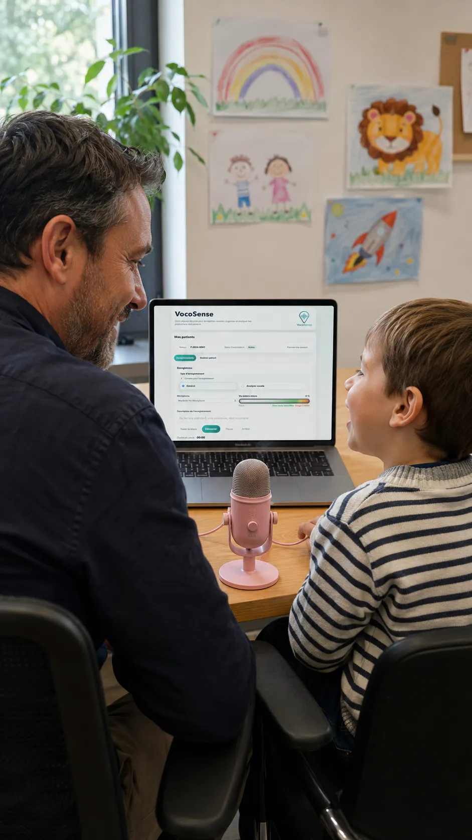 Orthophoniste accompagnant un enfant dans un cadre de séance.